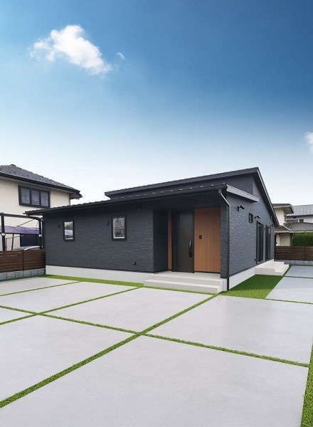 重厚感と落ち着きを兼ね備えた、シックな平屋