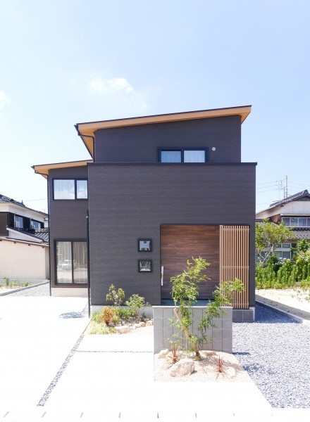 和と洋が心地よく調和する、くつろぎの住空間