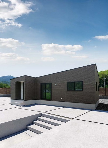 シャープなフォルムと落ち着いた外壁カラーが際立つ、モダンな平屋住宅