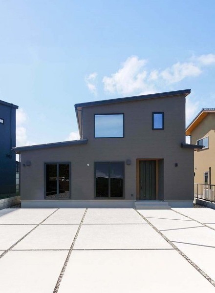 片流れ屋根の美しい、洗練されたモダンデザインの住まい