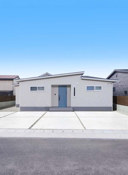 街並みに溶け込む、上品なデザインの家