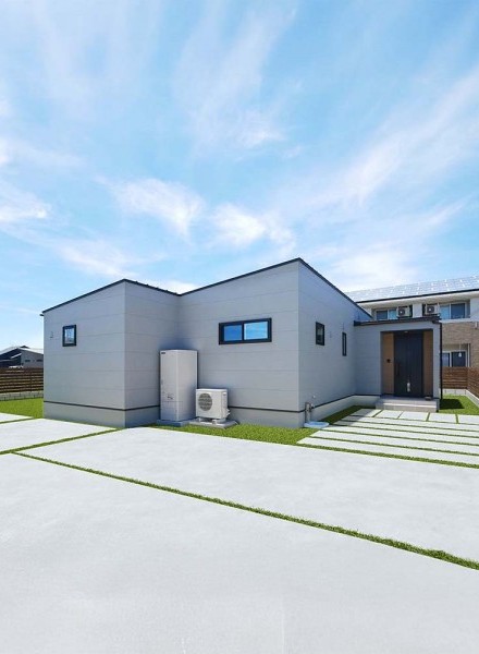 自然と調和する、美しい佇まいの平屋住宅