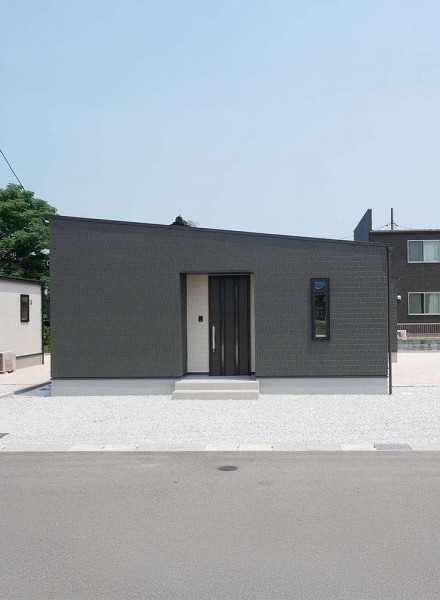 シンプルモダンな外観が映える、平屋の住まい