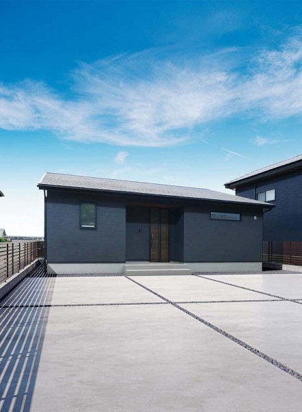 落ち着いた色合いで、高級感と上質な雰囲気の平屋住宅