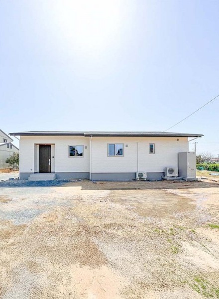 空と大地に映える、平屋住宅