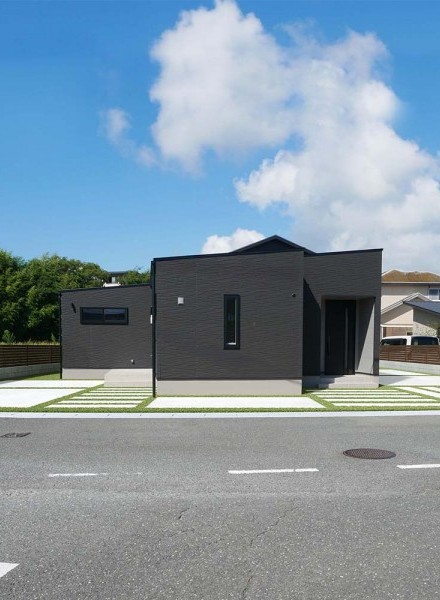 落ち着きと上質さを感じさせるモダンな外観の平屋住宅