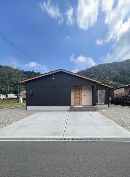 風景に馴染む、やさしい佇まいの平屋住宅