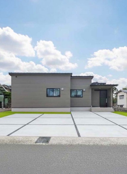水平ラインが美しい、シンプルモダンな平屋