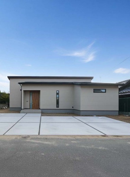 落ち着きと上質さをまとう、フラットデザインの住まい