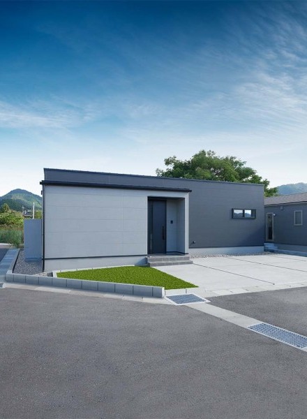 景色に溶け込む、スタイリッシュな平屋