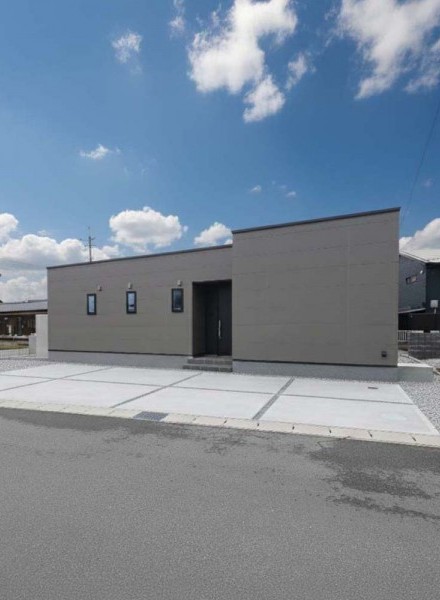 落ち着きのグレージュが佇む、ミニマル平屋の暮らし