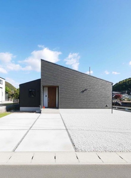 一枚の面で魅せる、端正な平屋住宅