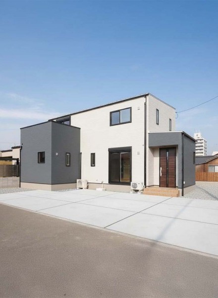 コントラストが美しい、スタイリッシュな住まい