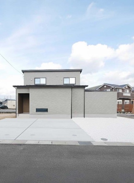 余計な装飾を抑えた、凛とした佇まいの家