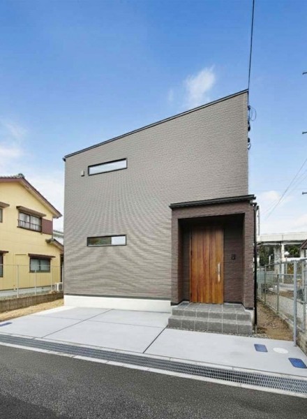 素材の質感と木製ドアが、住まいにやさしい表情を添える住まい