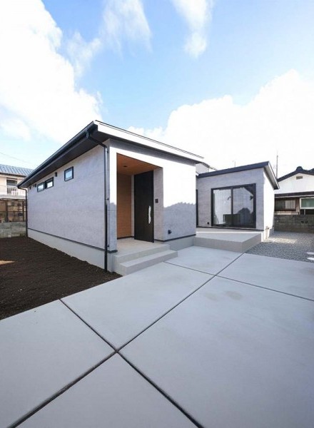 視線を気にせず暮らす平屋住宅