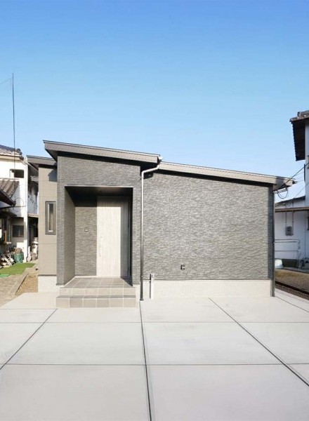 素材感が映える、凛とした平屋邸宅