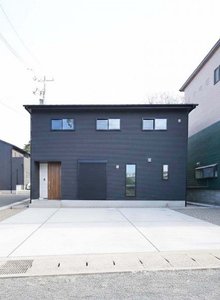 外観は静かに、内に豊かさを秘めた住まい