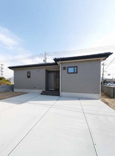 やさしく迎え入れる、包容力のある平屋