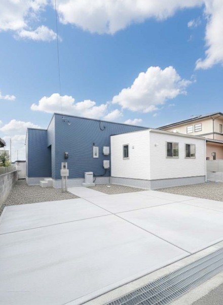 青と白が映える、心地よさを楽しむ平屋の暮らし