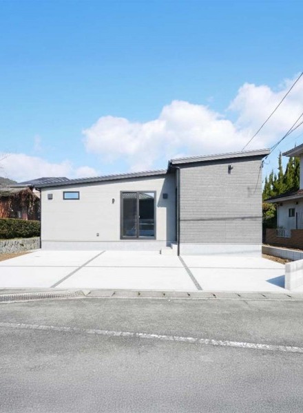 シンプルモダンな外観が際立つ、洗練された平屋