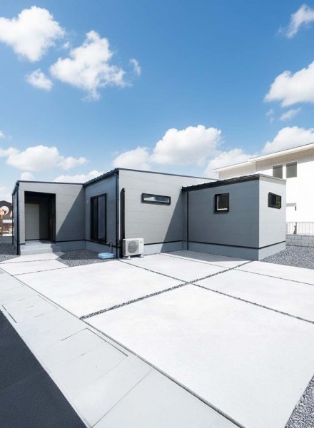 モノトーンで魅せる、凛とした平屋の住まい