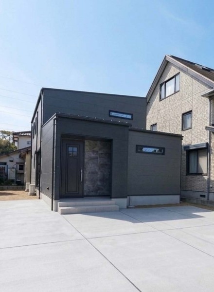 重厚なデザインが際立つ、スタイリッシュモダンの家