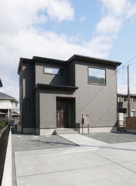 重厚感のあるグレーデザインが映える、上質モダンの家