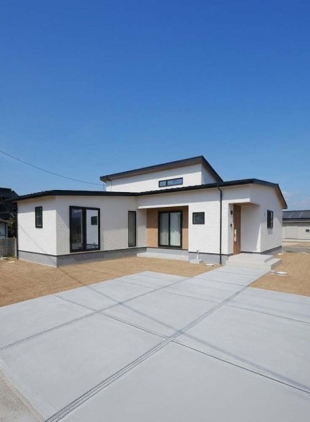 光と木のぬくもりに包まれる、やさしい平屋の住まい