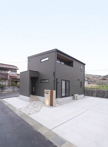 黒のモダンな外観に機能美が宿る、家族の繋がりを育む住まい