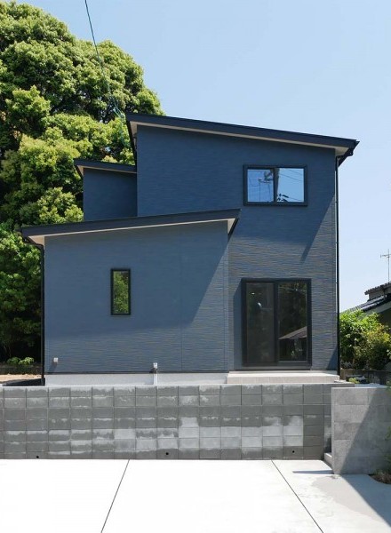 深みある外観が街並みに映える、洗練モダンの住まい