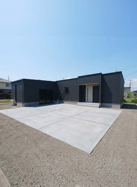 黒が映える、洗練された平屋オフィス