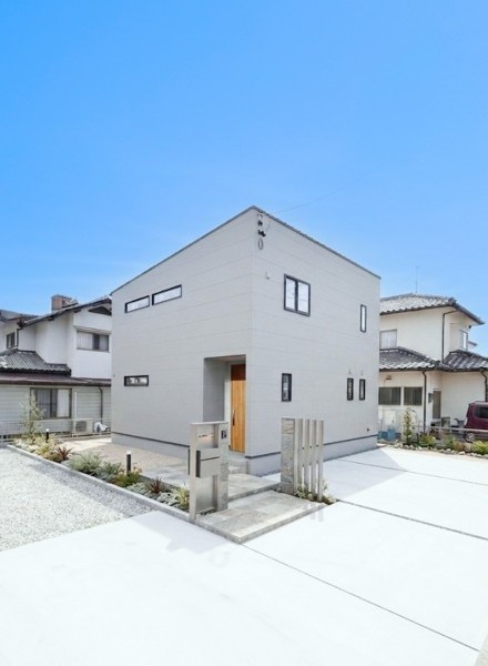 吹き抜けが開放感を紡ぐ4LDKの家