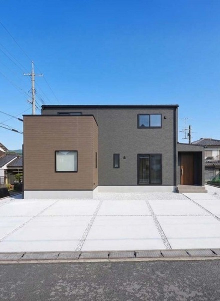 グレー×木目が映える、洗練された住まい