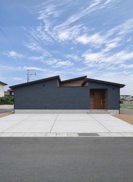 シックな美しさに包まれる、くつろぎの平屋