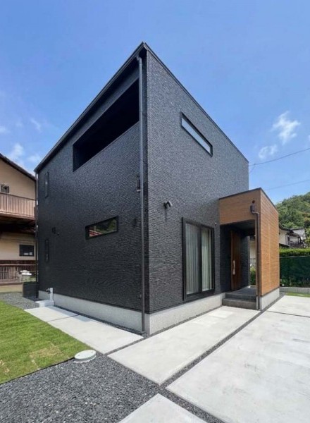 シックな佇まいに心惹かれる家