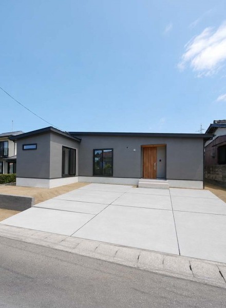 暮らしやすさを詰め込んだ、シンプルモダンな平屋