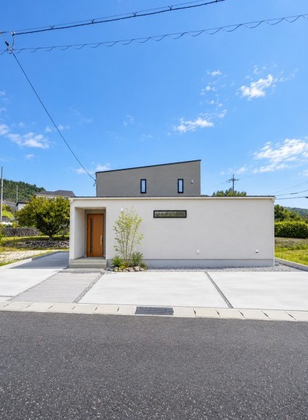 暮らしの中心を1階に。木のぬくもりに包まれる住まい