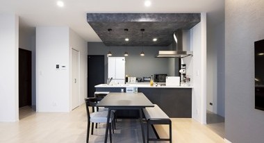 土間から広がる大空間！モノトーンでまとめたシックな平屋