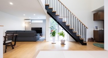 仕切りのないオープンな空間が心地よいスタイリッシュな家